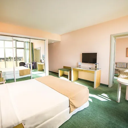 Beatriz Costa & Hotel 4*