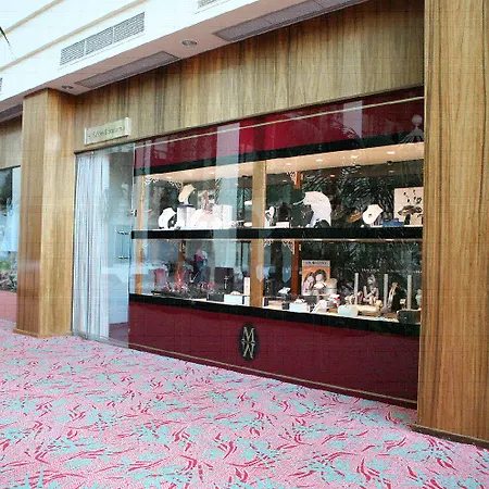 Beatriz Costa & Hotel 4*