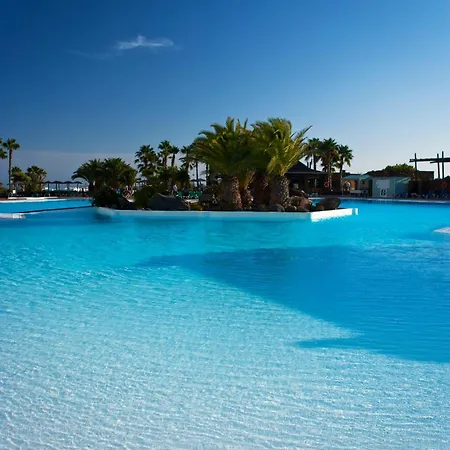 Beatriz Costa & Hotel 4*