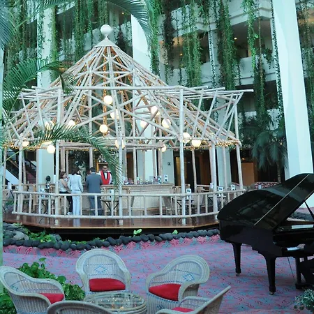 Beatriz Costa & Отель 4*