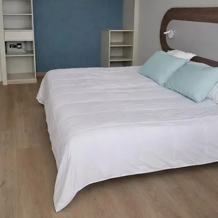 Beatriz Costa & Hotel 4*