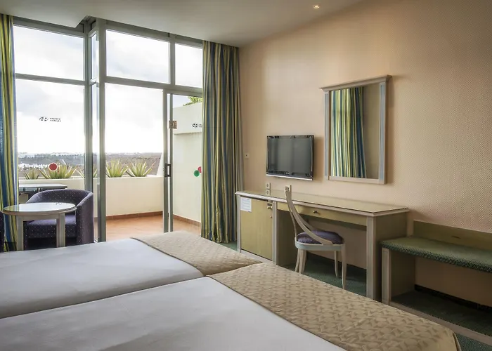 Beatriz Costa & Отель Коста-Тегисе