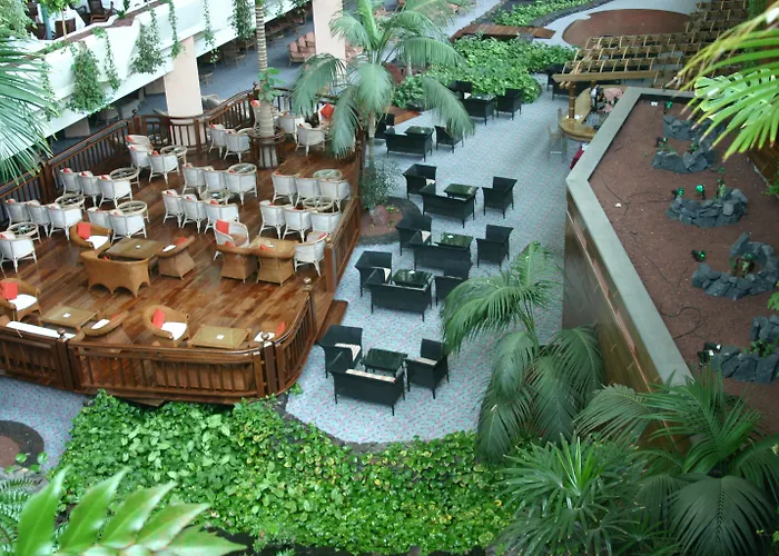 Beatriz Costa & Hotel 4*