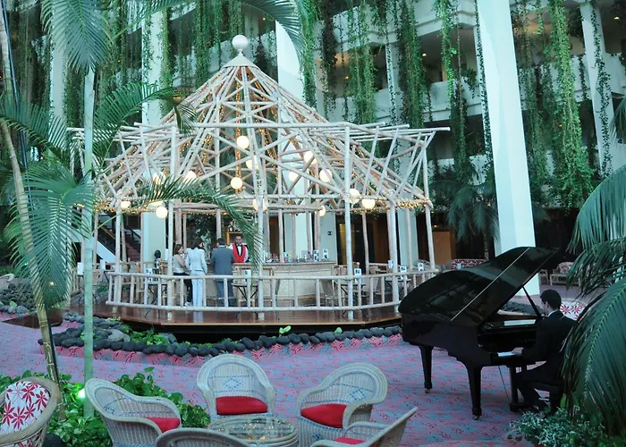 Beatriz Costa & Отель 4*