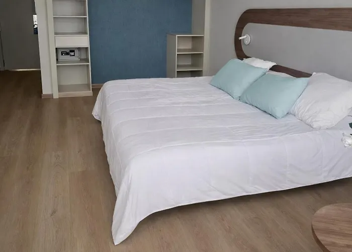 Beatriz Costa & Hotel 4*