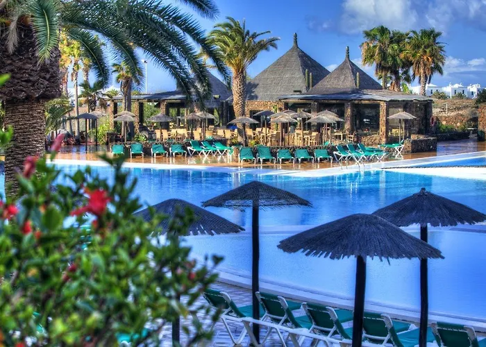 Beatriz Costa & Отель Коста-Тегисе