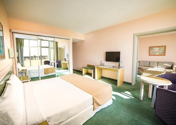 Beatriz Costa & מלון 4*