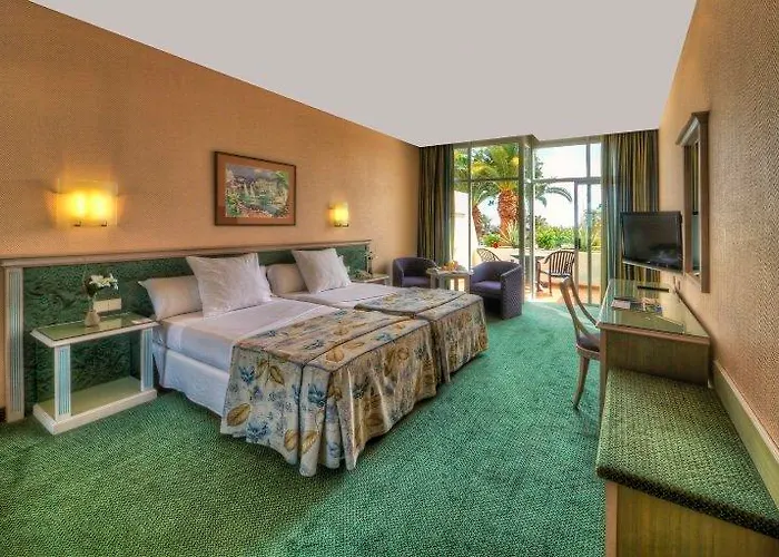 Beatriz Costa & מלון