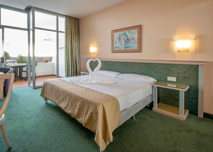 Beatriz Costa & 4* קוסטה טגוויסה